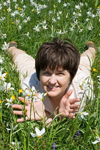 Woman lying in green grass — Stock Photo, Image