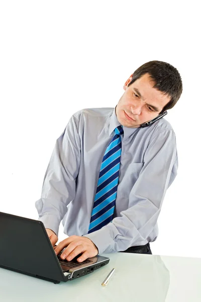 Бизнесмен, работающий над ноутбуком — стоковое фото