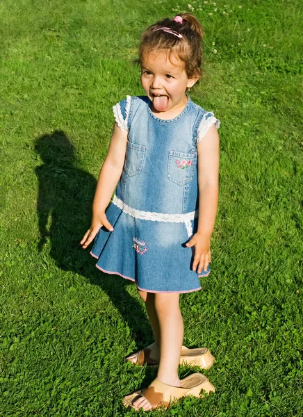 Игривая маленькая девочка — стоковое фото