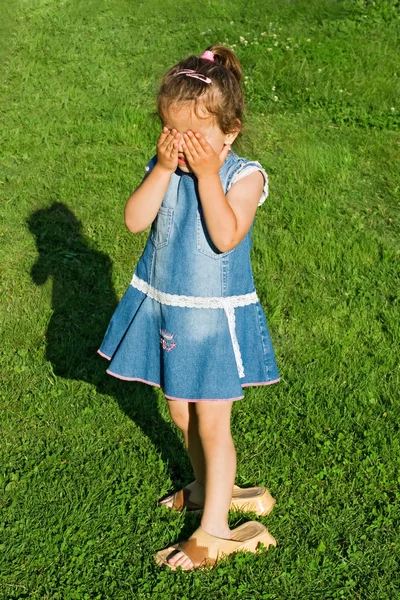 Klein meisje verstoppertje spelen — Stockfoto