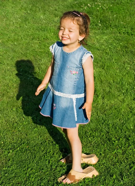 Sonriente niña —  Fotos de Stock