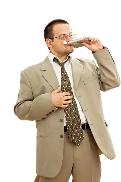 Бизнесмен пьет из фляжки — стоковое фото