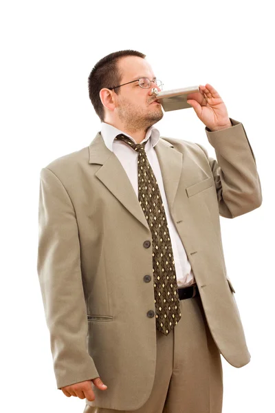 Geschäftsmann trinkt aus einer Flasche — Stockfoto