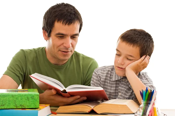 Školák, zatímco jeho otec přečtení spal — Stock fotografie