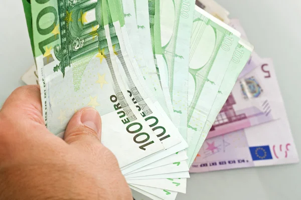 Euro-bankbiljetten in de hand — Stockfoto