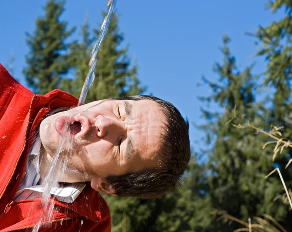 Человек пьет пресную воду — стоковое фото