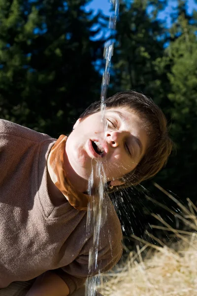 Tatlı su içme kadın — Stok fotoğraf