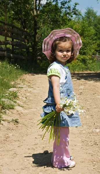 Little girl on the country lane — Stock Photo, Image