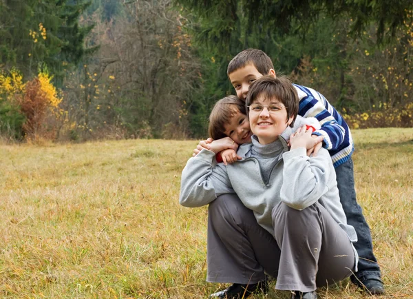 Šťastná žena se svými dětmi — Stock fotografie