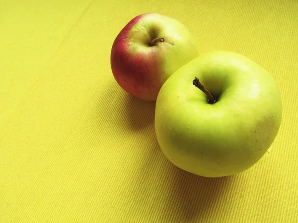 Золотые яблоки — стоковое фото