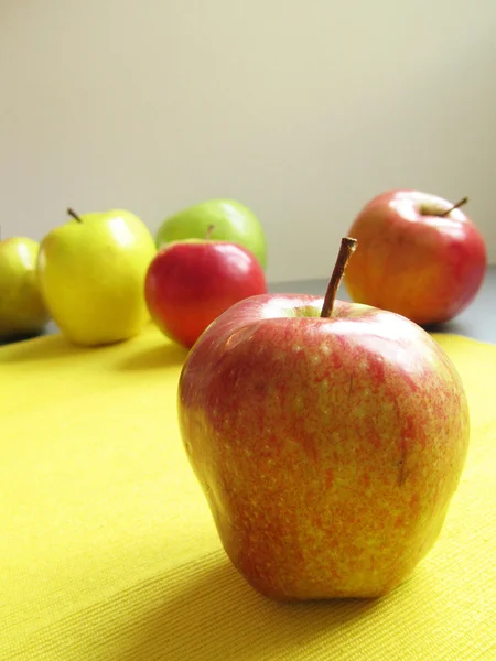 Цветные яблоки — стоковое фото