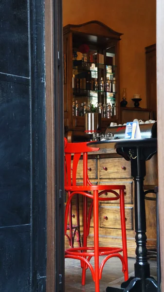 Sgabello rosso in un bar — Foto Stock