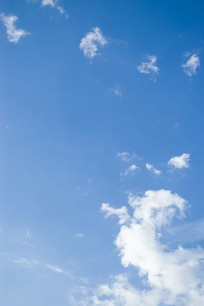 Blauwe lucht met enkele witte wolken — Stockfoto