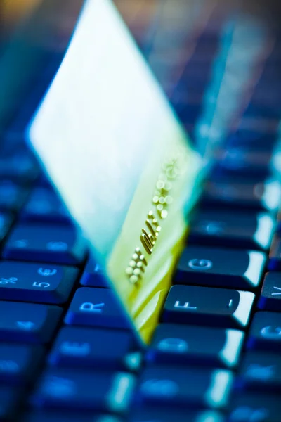 Cartão de crédito no teclado laptop — Fotografia de Stock