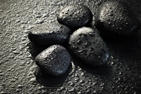 Pedras pretas molhadas — Fotografia de Stock