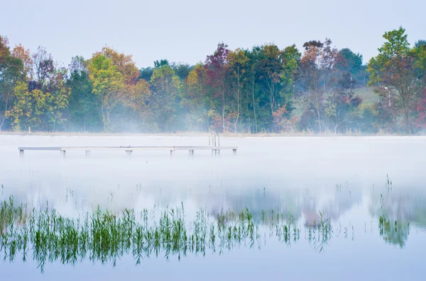 Niebla matutina en el lago —  Fotos de Stock