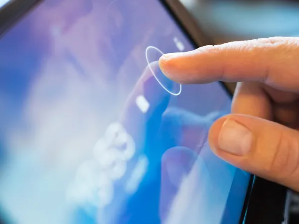 Finger berühren Tablet-PC — Stockfoto