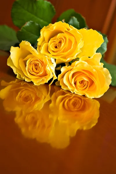 Růže na stole — Stock fotografie