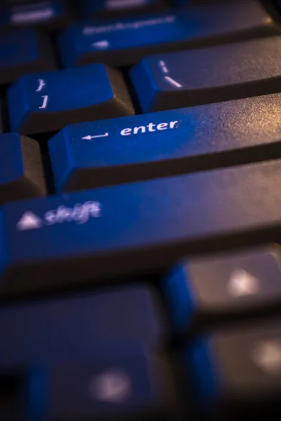 笔记本电脑键盘上输入密钥 — 图库照片