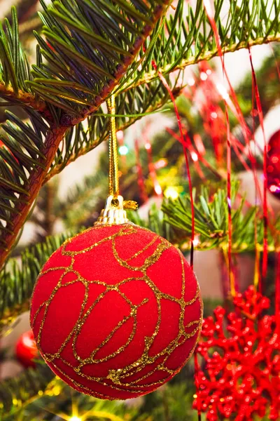 Κόκκινη Χριστουγεννιάτικη μπάλα στο κλαδί δέντρου — Φωτογραφία Αρχείου