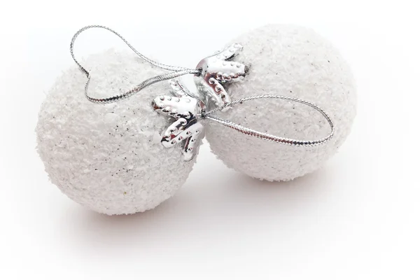 二つの白いクリスマスボール — ストック写真