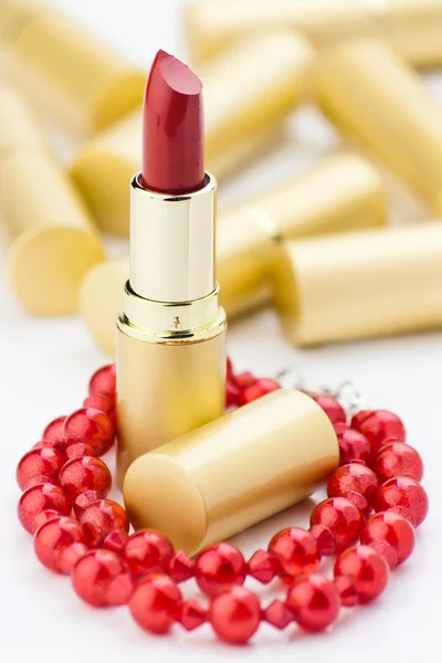 Rouge à lèvres rouge et bijoux — Photo