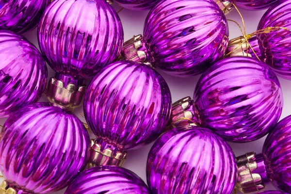 Paarse kerstballen — Stockfoto