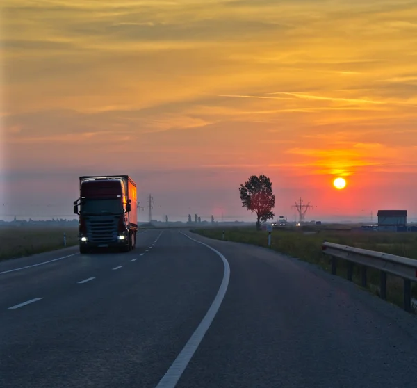 Caminhão ao pôr-do-sol — Fotografia de Stock