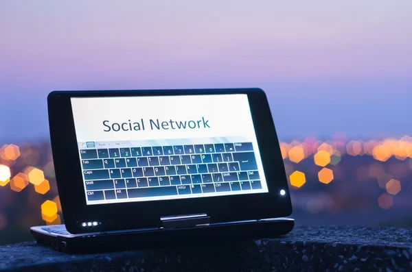 Социальная сеть на сенсорном экране — стоковое фото