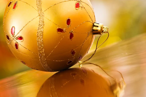 Boule dorée de Noël — Photo