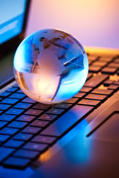 Üveg globe-on laptop — Stock Fotó