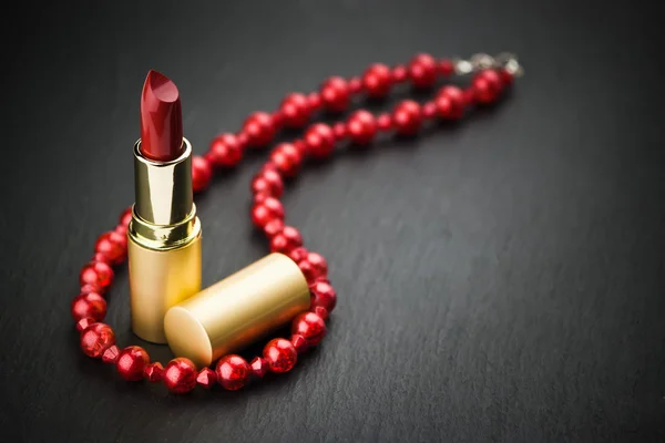 Rtěnku a červený náhrdelník — Stock fotografie