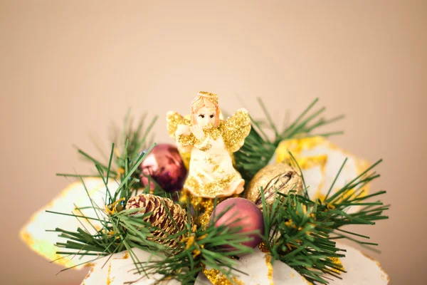 Kerstmis engel op beige — Stockfoto