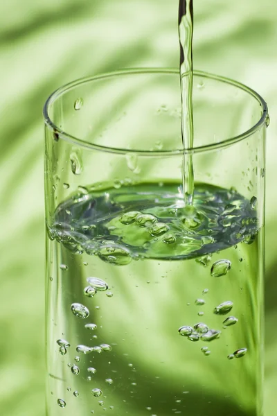 Vidrio y agua de verter — Foto de Stock