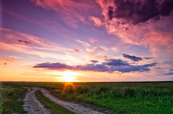 Прекрасний захід сонця і дороги — стокове фото