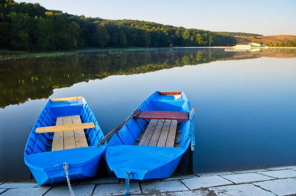 Човнах на озері — стокове фото