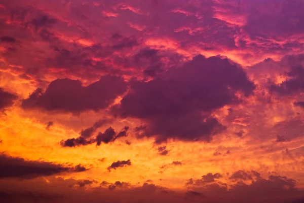 Zonsondergang, zonsopgang dramatische hemel — Stockfoto