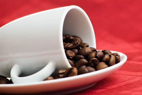 Kaffeebohnen auf Rot — Stockfoto