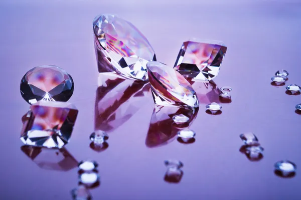 Бриллианты в фиолетовом свете — стоковое фото