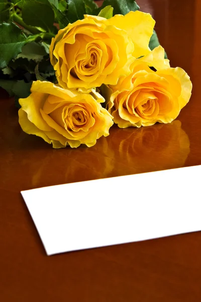 Τριαντάφυλλα με σημείωση — Φωτογραφία Αρχείου
