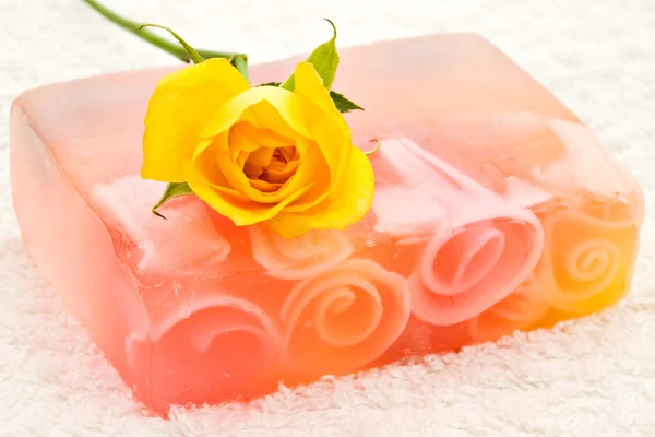 Ręcznie robione mydło i róża — Zdjęcie stockowe