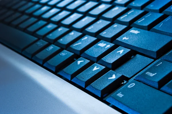 青い光でキーボード — ストック写真