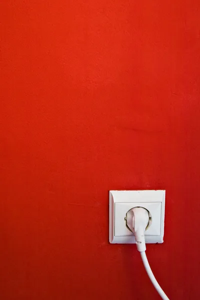 Tomada elétrica na parede vermelha — Fotografia de Stock