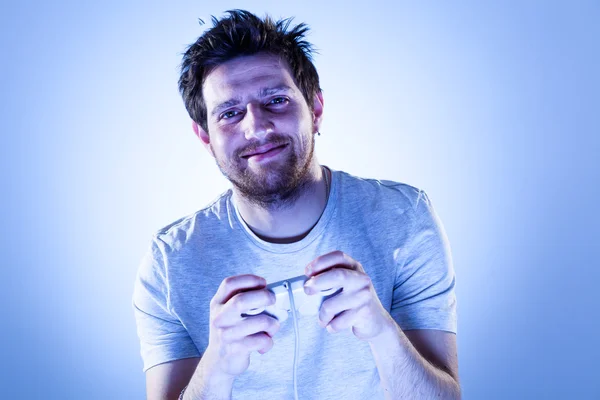 Χαμογελαστός άνθρωπος με gamepad — Φωτογραφία Αρχείου