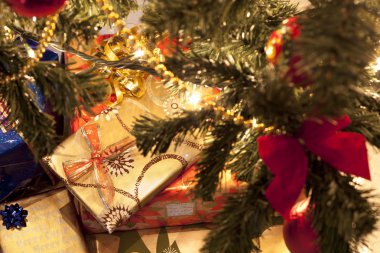 hediyeleri Noel ağacının altında