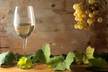 beyaz şarap ve üzüm cam