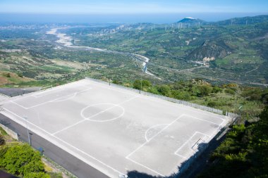 dağ üzerinde futbol sahası