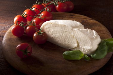 Domates ve fesleğenli mozzarella.