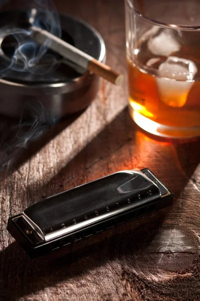 口琴与威士忌酒和香烟 — 图库照片