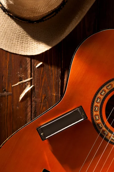 Губна гармоніка на гітарі з ковбойському капелюсі — стокове фото
